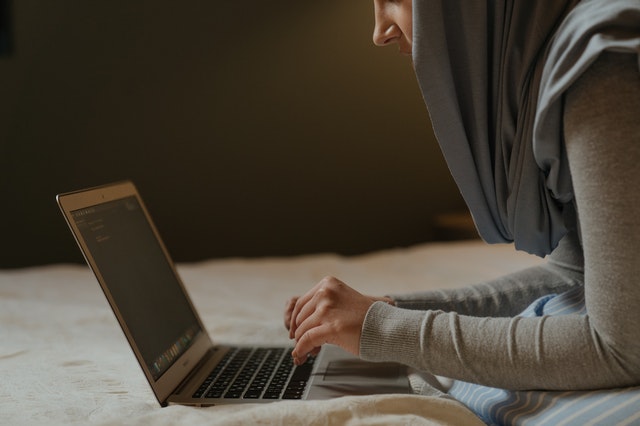 hijab woman using laptop